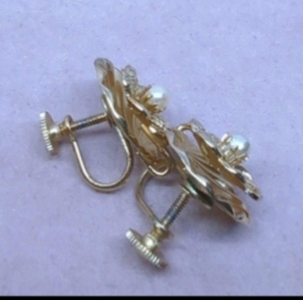 Vintage Daisy Gold Screw Back Earrings With Pearl In Center